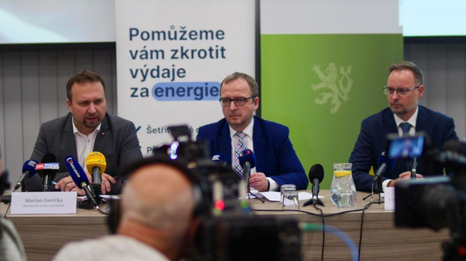 MŽP letos podpořilo téměř 50 tisíc solárních elektráren na střechách domů. Podle ministra Jurečky bude zájem o solární systémy ještě narůstat